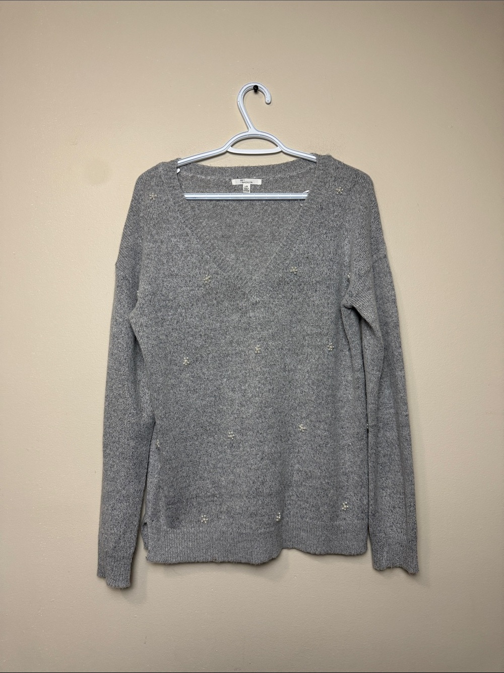 89th & Madison Gray V-Neck Sweater with Subtle Sparkle size L